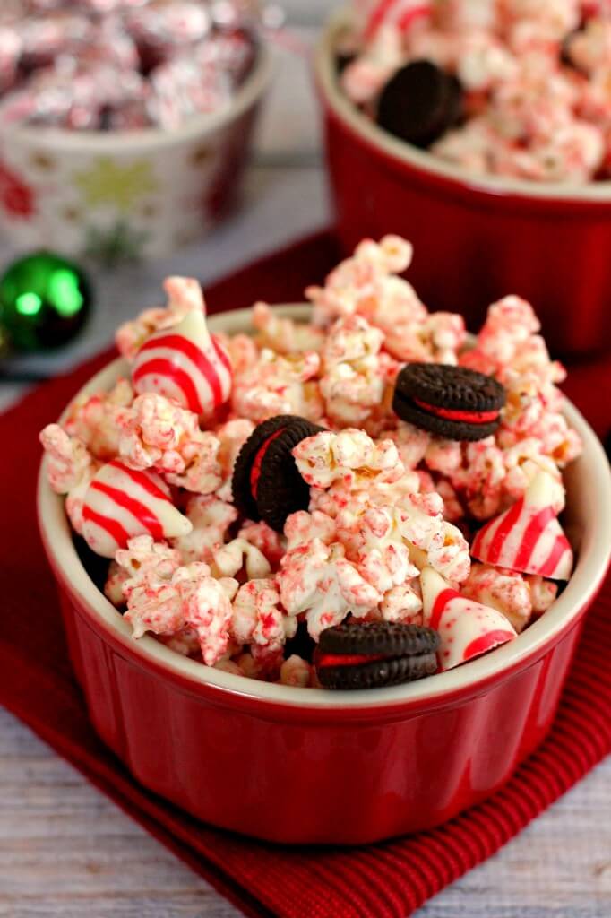 White Chocolate Candy Cane Popcorn is an easy treat that's perfect for the holidays! #popcorn #whitechocolate #whitechocolatepopcorn #candycane #candycanepopcorn #holidaysnack #christmasappetizer