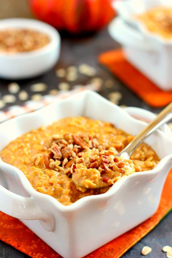 Packed with hearty oats, creamy pumpkin, and spices, this Pumpkin Pie Oatmeal makes the perfect breakfast for those cool, fall mornings. The cozy flavors blend together to taste like your favorite pie, in oatmeal form! #oatmeal #oatmealrecipes #pumpkinrecipes #pumpkinoatmeal #breakfastrecipes #healthybreakfast #fallrecipes #fallbreakfastideas #fallbreakfast #recipe #breakfast