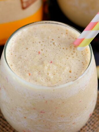Filled with fresh apple cider, creamy Greek yogurt, and apple chunks, this smoothie is sweetened with Tate+Lyle® Honey Granules and is a refreshingly delicious drink!
