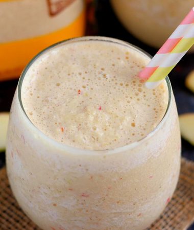 Filled with fresh apple cider, creamy Greek yogurt, and apple chunks, this smoothie is sweetened with Tate+Lyle® Honey Granules and is a refreshingly delicious drink!