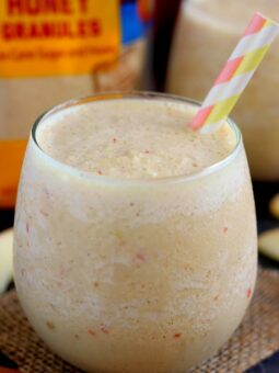 Filled with fresh apple cider, creamy Greek yogurt, and apple chunks, this smoothie is sweetened with Tate+Lyle® Honey Granules and is a refreshingly delicious drink!