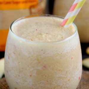 Filled with fresh apple cider, creamy Greek yogurt, and apple chunks, this smoothie is sweetened with Tate+Lyle® Honey Granules and is a refreshingly delicious drink!