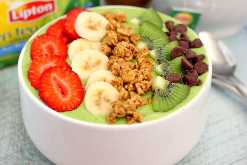 an easy green smoothie bowl with toppings 