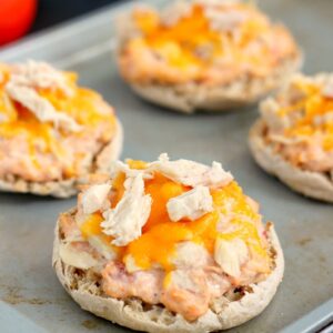 This Salsa Tuna Melt is full of flavor and comes together in minutes. Packed with Bumble Bee® Solid White Albacore, zesty salsa, and cream cheese, this easy meal is a lighter version of the classic dish!