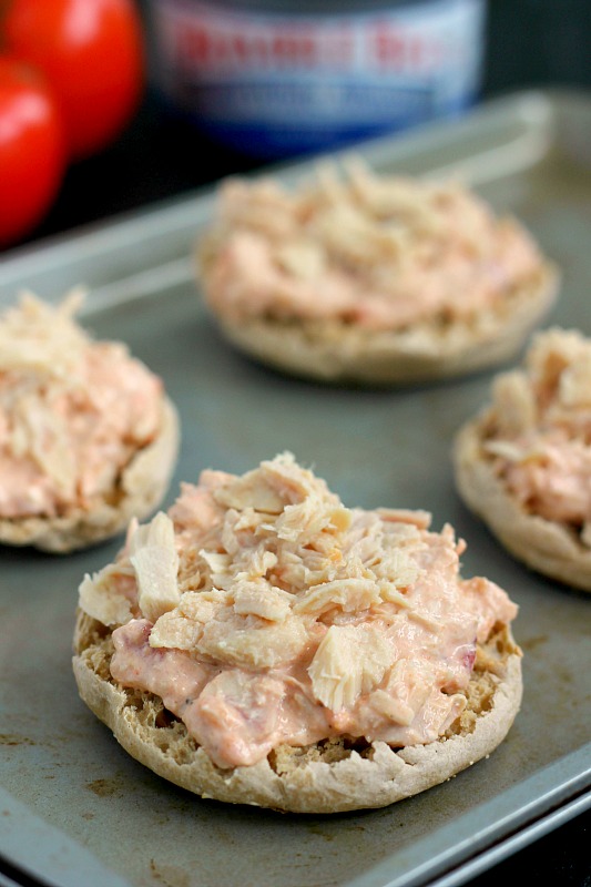This Salsa Tuna Melt is full of flavor and comes together in minutes. Packed with Bumble Bee® Solid White Albacore, zesty salsa, and cream cheese, this easy meal is a lighter version of the classic dish!