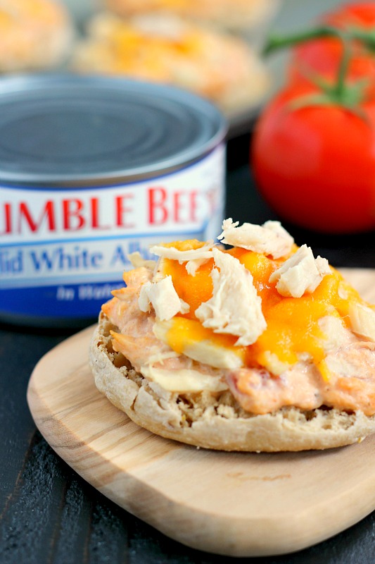 This Salsa Tuna Melt is full of flavor and comes together in minutes. Packed with Bumble Bee® Solid White Albacore, zesty salsa, and cream cheese, this easy meal is a lighter version of the classic dish!