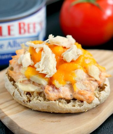 This Salsa Tuna Melt is full of flavor and comes together in minutes. Packed with Bumble Bee® Solid White Albacore, zesty salsa, and cream cheese, this easy meal is a lighter version of the classic dish!