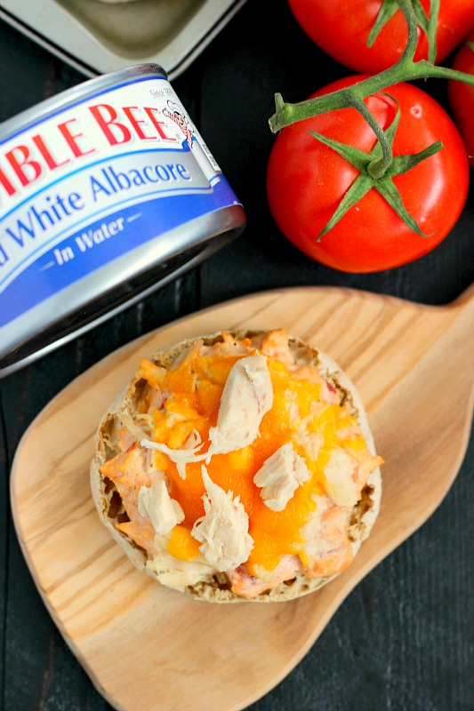 This Salsa Tuna Melt is full of flavor and comes together in minutes. Packed with Bumble Bee® Solid White Albacore, zesty salsa, and cream cheese, this easy meal is a lighter version of the classic dish!