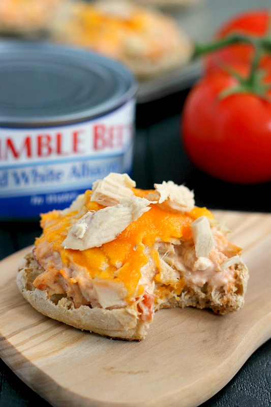 This Salsa Tuna Melt is full of flavor and comes together in minutes. Packed with Bumble Bee® Solid White Albacore, zesty salsa, and cream cheese, this easy meal is a lighter version of the classic dish! #tuna #tunamelt #tunarecipe #salsa #easylunch #quicklunch #healthylunch