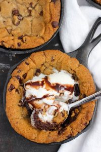 https://www.pumpkinnspice.com/wp-content/uploads/2016/02/chocolate-fudge-skillet-cookie-1-200x300.jpg