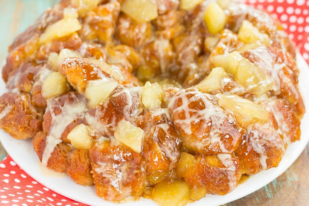 Apple Pie Monkey Bread - Ooey gooey apple cinnamon pull apart bread!