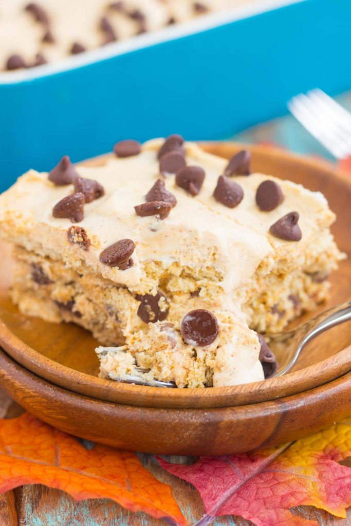 This No Bake Pumpkin Chocolate Chip Icebox Cake is an easy fall dessert that's layered with graham crackers, pumpkin spiced whipped cream, and chocolate chips. With just a few ingredients and minimal prep time, this dish is the perfect combination of pumpkin and chocolate! #iceboxcake #iceboxcakerecipes #pumpkiniceboxcake #nobakedesserts #pumpkindessert #falldesserts #falldessertrecipes 