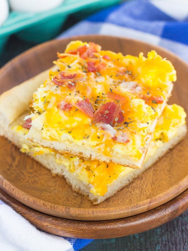Easy Breakfast Pizza Recipe (with Eggs & Bacon!) - Pumpkin 'N Spice