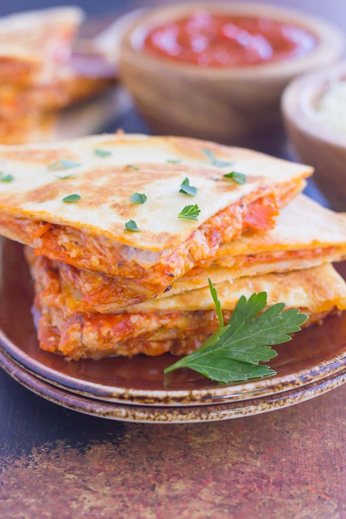 Perfect for a Friday night or anytime that want a quick meal, these Easy Pizza Quesadillas are sure to become a regular on your meal rotation! #quesadilla #tortilla #vegetarian #pizza #easyrecipe #lunchtime #lunchboxideas #pumpkinnspice