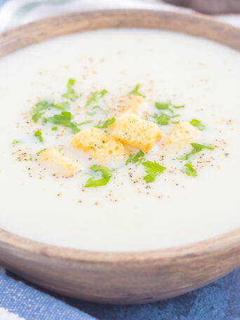 This Creamy Cauliflower Soup is the perfect comfort dish for those chilly nights. Made in one pot, bursting with flavor, and ready in 30 minutes, this simple soup will warm you up all year long!