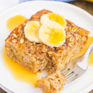 This Baked Banana Bread Oatmeal is filled with hearty oats, sweet bananas, and just the right amount of spices. It’s the perfect dish to make on the weekend and slice up for your weekday breakfast!