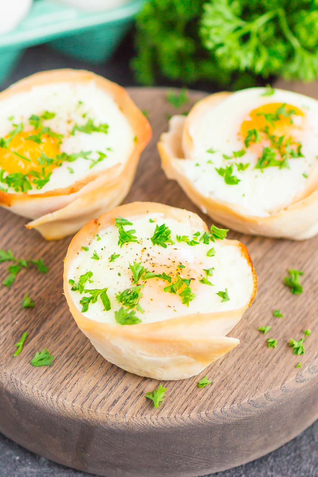 These Turkey Egg Cups are loaded with flavor and perfect for a quick and hearty breakfast. Made with just a few ingredients and ready in less than 30 minutes, this easy dish is a great way to start the day! #eggs #eggcups #eggmuffins #turkeycups #turkeyeggcups