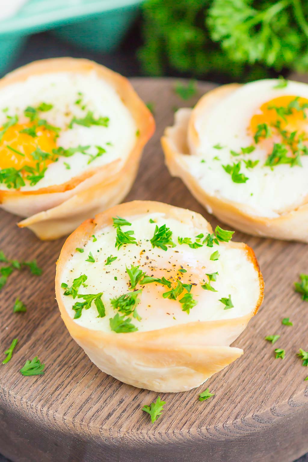 These Turkey Egg Cups are loaded with flavor and perfect for a quick and hearty breakfast. Made with just a few ingredients and ready in less than 30 minutes, this easy dish is a great way to start the day! #eggs #eggcups #eggmuffins #turkeycups #turkeyeggcups