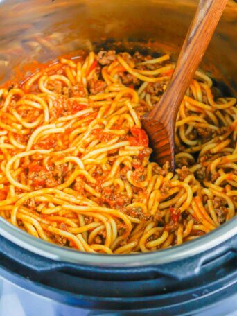 Instant Pot Spaghetti is an easy meal that's ready in just 30 minutes. Made in just one pot and with a few simple ingredients, this hearty dish is perfect to enjoy any time of the week! #instantpot #instantpotrecipe #instantpotspaghetti #spaghetti #spaghettiwithmeatsauce #weeknightdinner #kidfriendlymeals #dinner #recipe