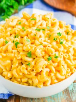 Instant Pot Creamy Macaroni and Cheese is hearty, comforting, and ready in less than 20 minutes. Made with just a few ingredients and ready in no time, it's creamy, cheesy, and so easy to make! #macaroniandcheese #macncheese #instantpotrecipes #instantpotmacaroniandcheese #instantpotmacandcheese #instantpotmacncheese #sidedish #creamymacandcheese #thanksgiving #dinner