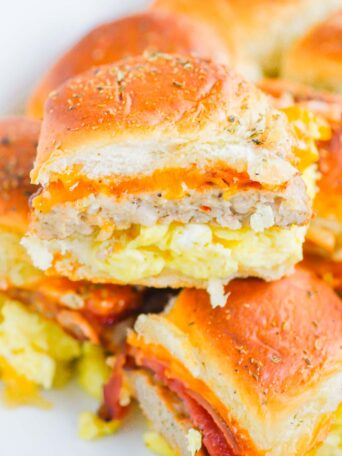 Breakfast Sliders are an easy, make-ahead dish that's filled with your favorite ingredients. Perfect to serve for a crowd or for when you need breakfast on-the-go! #sliders #breakfastsliders #breakfastsandwich #easybreakfast #makeaheadbreakfast #mealprep #breakfast