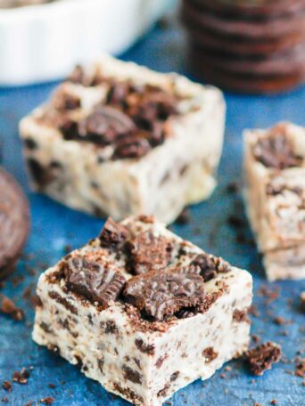Cookies and Cream Fudge is a one bowl, three ingredient treat. Packed with classic Oreo cookies and loaded with flavor, this dessert is perfect for fudge lovers everywhere! #fudge #cookiesandcream #cookiesandcreamfudge #oreofudge #fudgerecipe #christmasdessert #holidaydessert #dessert