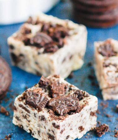 Cookies and Cream Fudge is a one bowl, three ingredient treat. Packed with classic Oreo cookies and loaded with flavor, this dessert is perfect for fudge lovers everywhere! #fudge #cookiesandcream #cookiesandcreamfudge #oreofudge #fudgerecipe #christmasdessert #holidaydessert #dessert