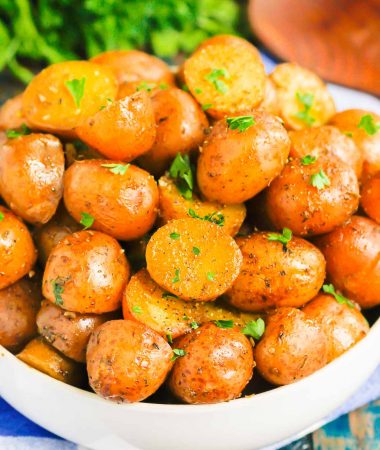 Instant Pot Garlic Herb Potatoes are tender, flavorful, and ready in just 20 minutes. Made with just a few simple ingredients, these potatoes are sure to be a delicious side dish for just about any meal! #potatoes #babypotatoes #instantpot #instantpotpotatoes #sidedish #thanksgivingsidedish