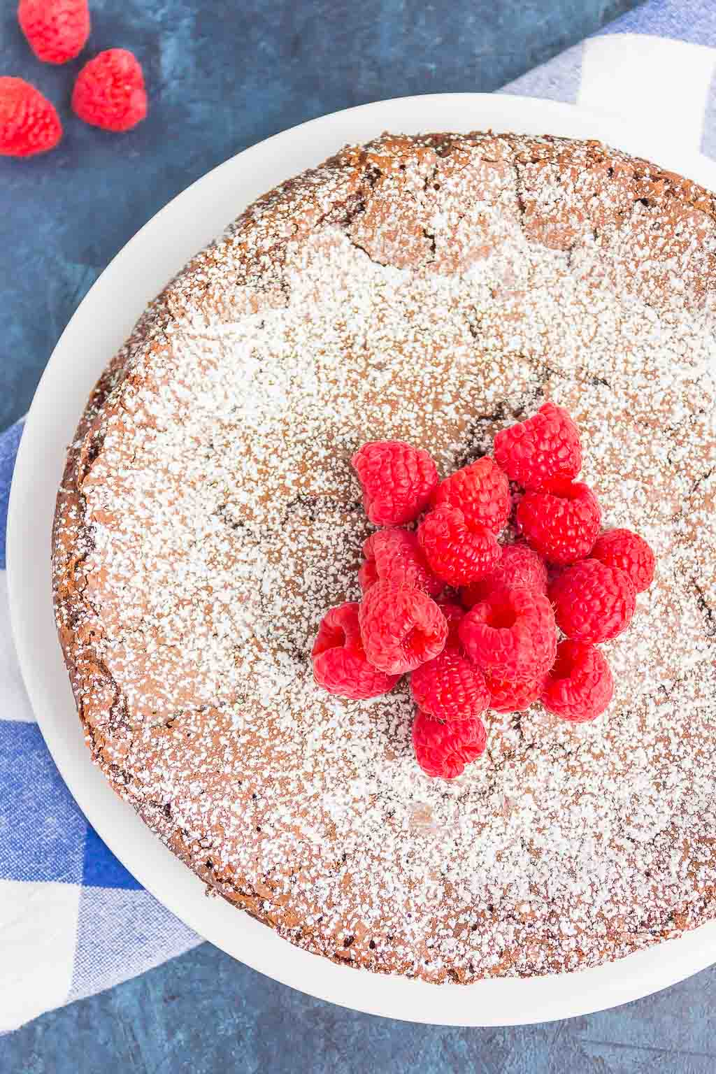 Flourless Chocolate Cake is an easy dessert that's rich, fudgy and decadent. Made with just five ingredients, this smooth and gluten-free cake is will become a favorite all year long! #cake #chocolatecake #flourlesscake #flourlesschocolatecake #chocolatetorte #flourlessdessert #dessert #chocolate dessert