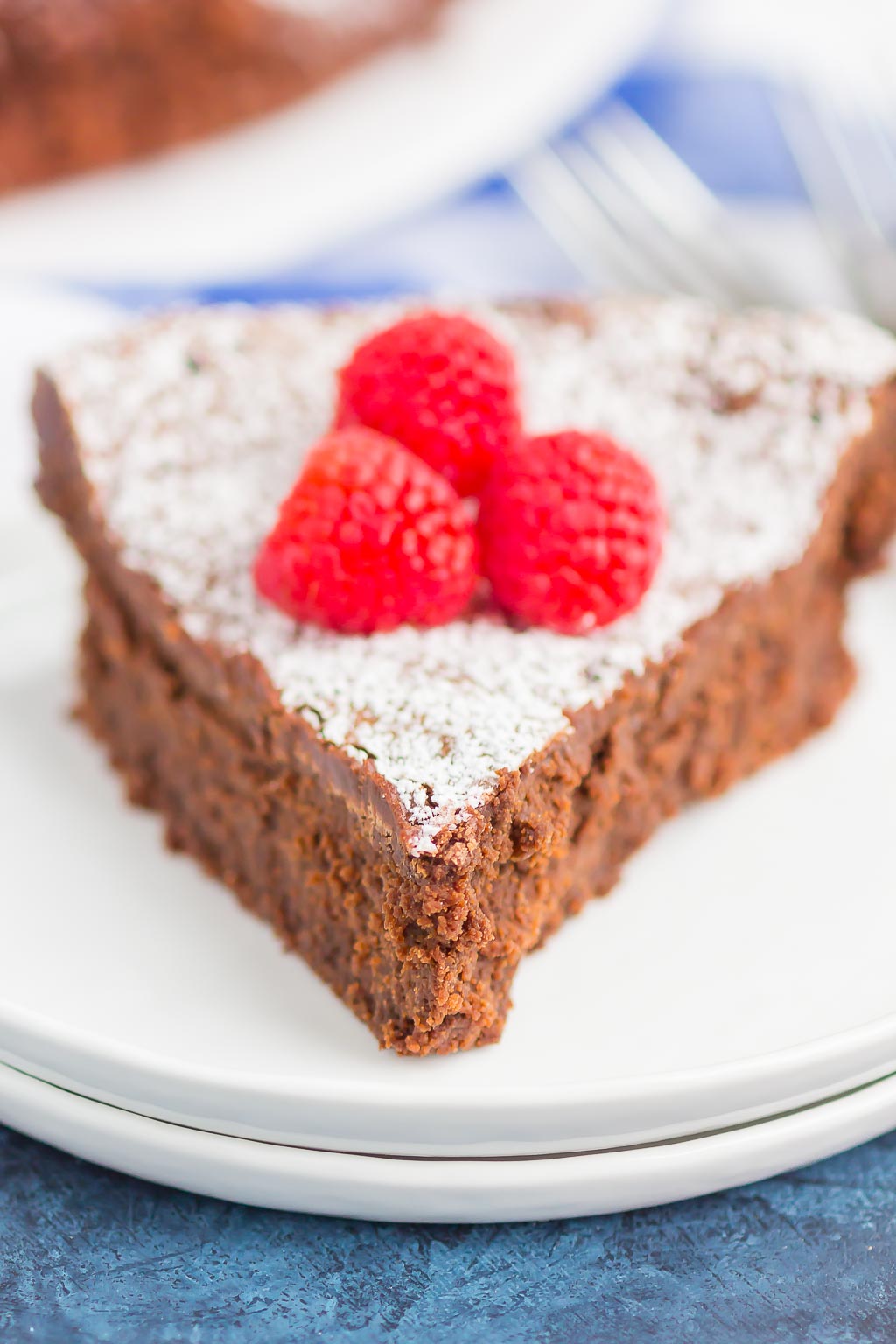 Flourless Chocolate Cake is an easy dessert that's rich, fudgy and decadent. Made with just five ingredients, this smooth and gluten-free cake is will become a favorite all year long! #cake #chocolatecake #flourlesscake #flourlesschocolatecake #chocolatetorte #flourlessdessert #dessert #chocolate dessert