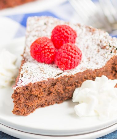 Flourless Chocolate Cake is an easy dessert that's rich, fudgy and decadent. Made with just five ingredients, this smooth and gluten-free cake is will become a favorite all year long! #cake #chocolatecake #flourlesscake #flourlesschocolatecake #chocolatetorte #flourlessdessert #dessert #chocolate dessert