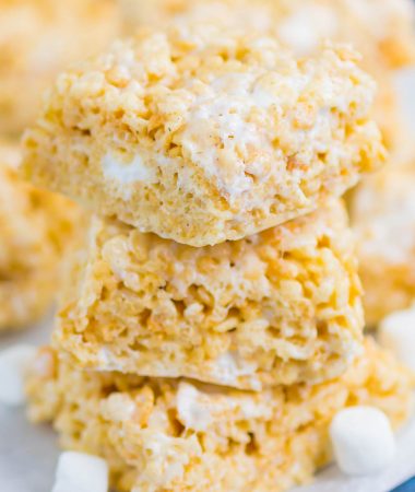 Rice Krispie Treats are soft, chewy, and loaded with pockets of sweet marshmallows. Made with just a few ingredients and ready in no time, this classic dessert will be a hit with everyone! #ricekrispietreats #bestricekrispietreats #ricekrispies #ricekrispie #marshmallowdessert #marshmallows #nobake