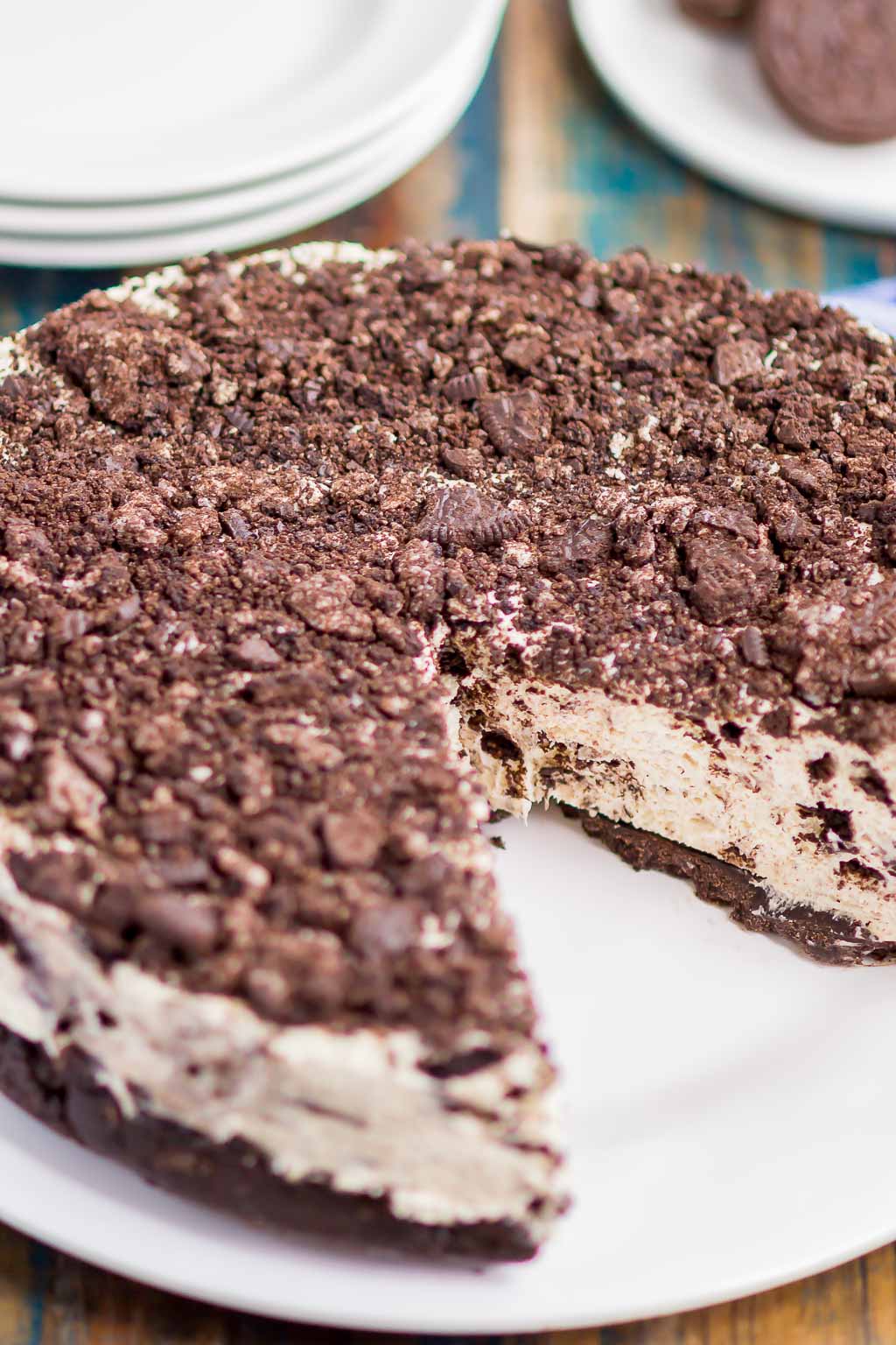 No Bake Oreo Cheesecake is an easy dessert made with a sweet Oreo crust. With no oven required and a just a few ingredients, this smooth and creamy cheesecake is perfect for Oreo lovers!