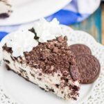 No Bake Oreo Cheesecake is an easy dessert made with a sweet Oreo crust. With no oven required and a just a few ingredients, this smooth and creamy cheesecake is perfect for Oreo lovers!