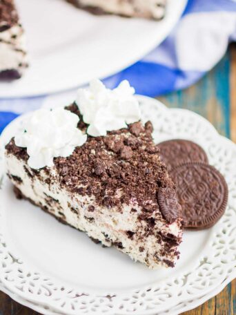 No Bake Oreo Cheesecake is an easy dessert made with a sweet Oreo crust. With no oven required and a just a few ingredients, this smooth and creamy cheesecake is perfect for Oreo lovers!