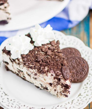 No Bake Oreo Cheesecake is an easy dessert made with a sweet Oreo crust. With no oven required and a just a few ingredients, this smooth and creamy cheesecake is perfect for Oreo lovers!