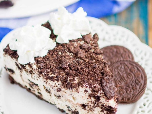 No Bake Oreo Cheesecake is an easy dessert made with a sweet Oreo crust. With no oven required and a just a few ingredients, this smooth and creamy cheesecake is perfect for Oreo lovers!