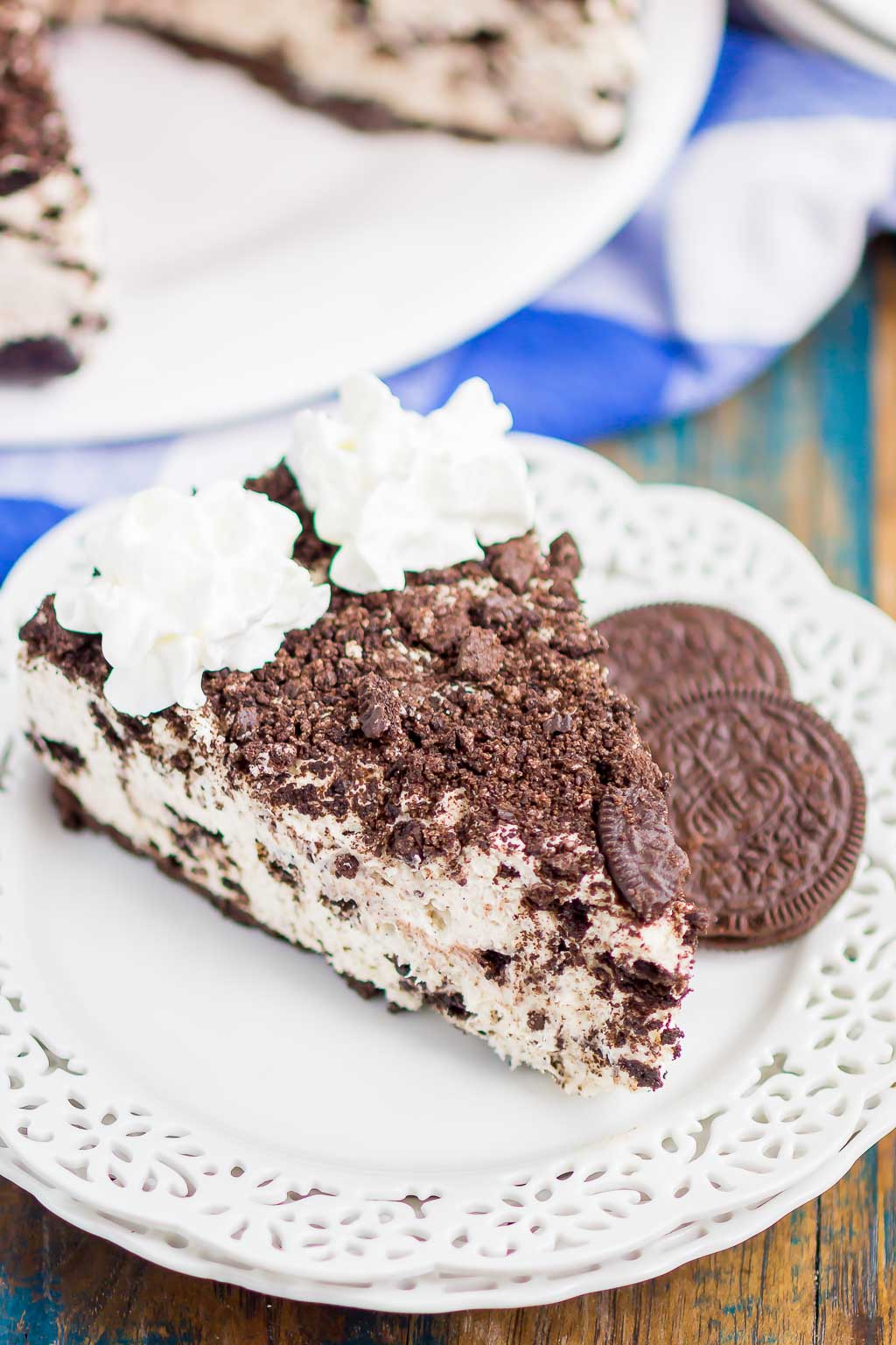No Bake Oreo Cheesecake is an easy dessert made with a sweet Oreo crust. With no oven required and a just a few ingredients, this smooth and creamy cheesecake is perfect for Oreo lovers!