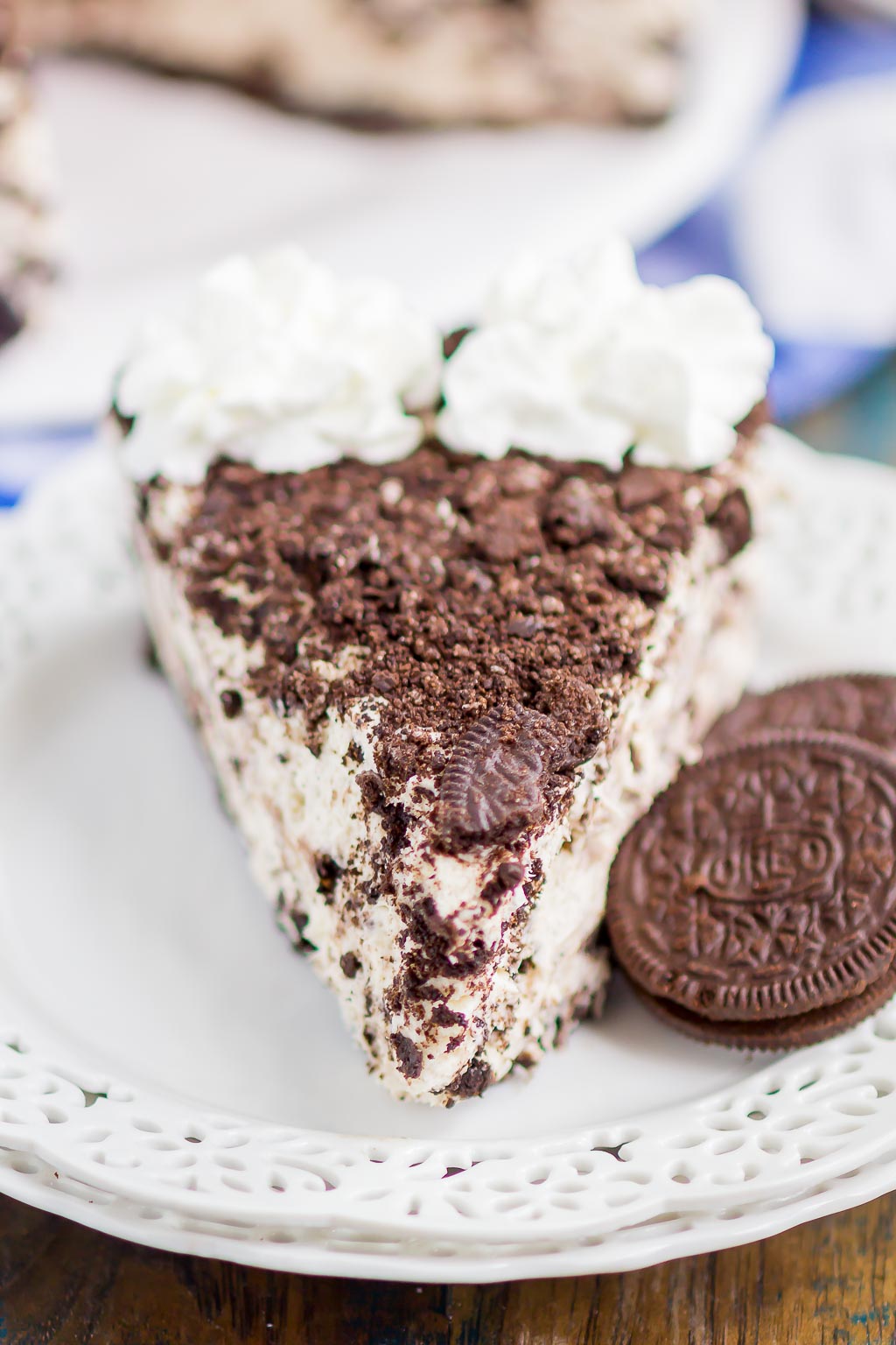 No Bake Oreo Cheesecake is an easy dessert made with a sweet Oreo crust. With no oven required and a just a few ingredients, this smooth and creamy cheesecake is perfect for Oreo lovers!