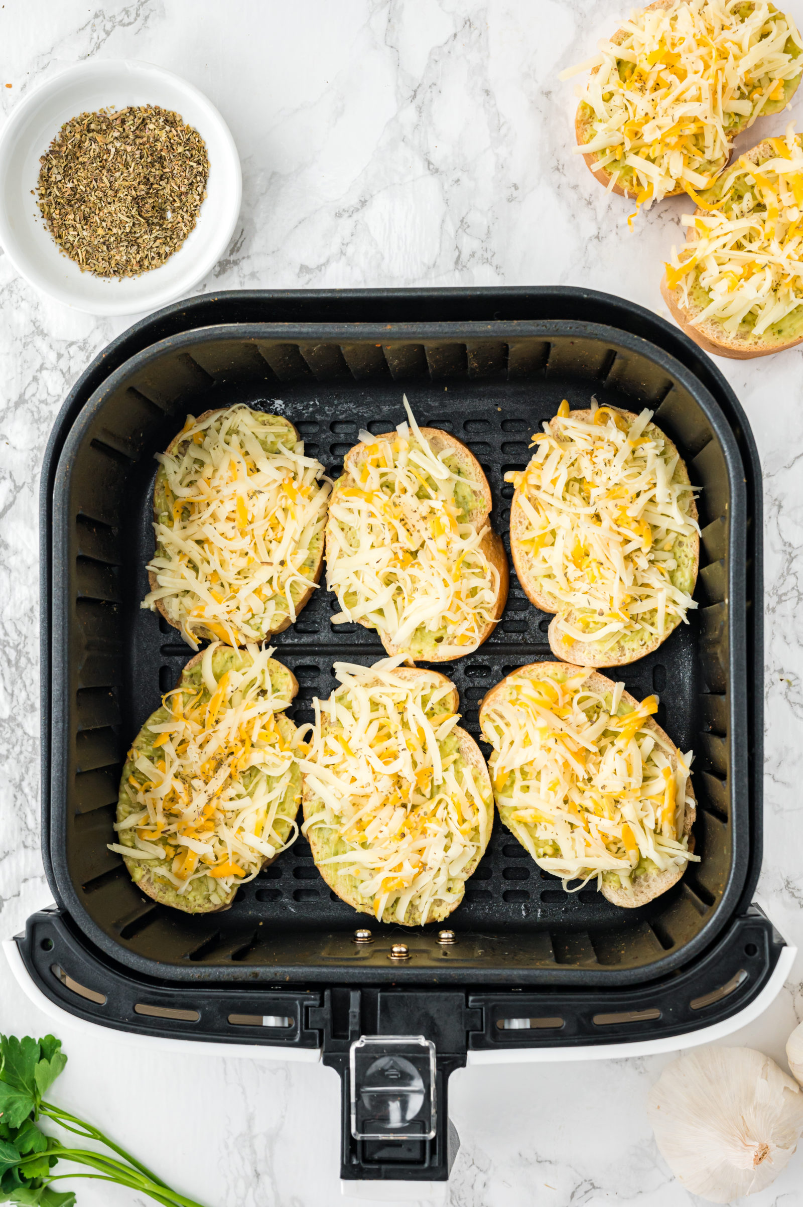 garlic bread slices in air fryer basket